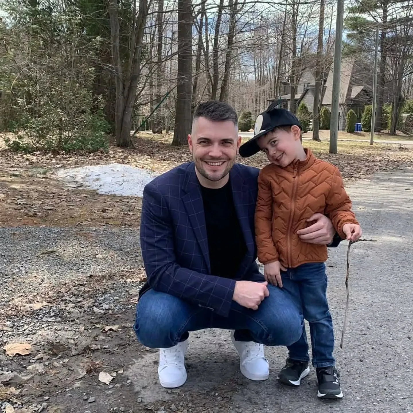 Pierre-Luc Lemieux, courtier immobilier, accroupi avec son fils en forêt