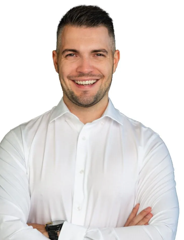 Pierre-Luc Lemieux, courtier immobilier résidentiel, en chemise blanche, bras croisés et souriant