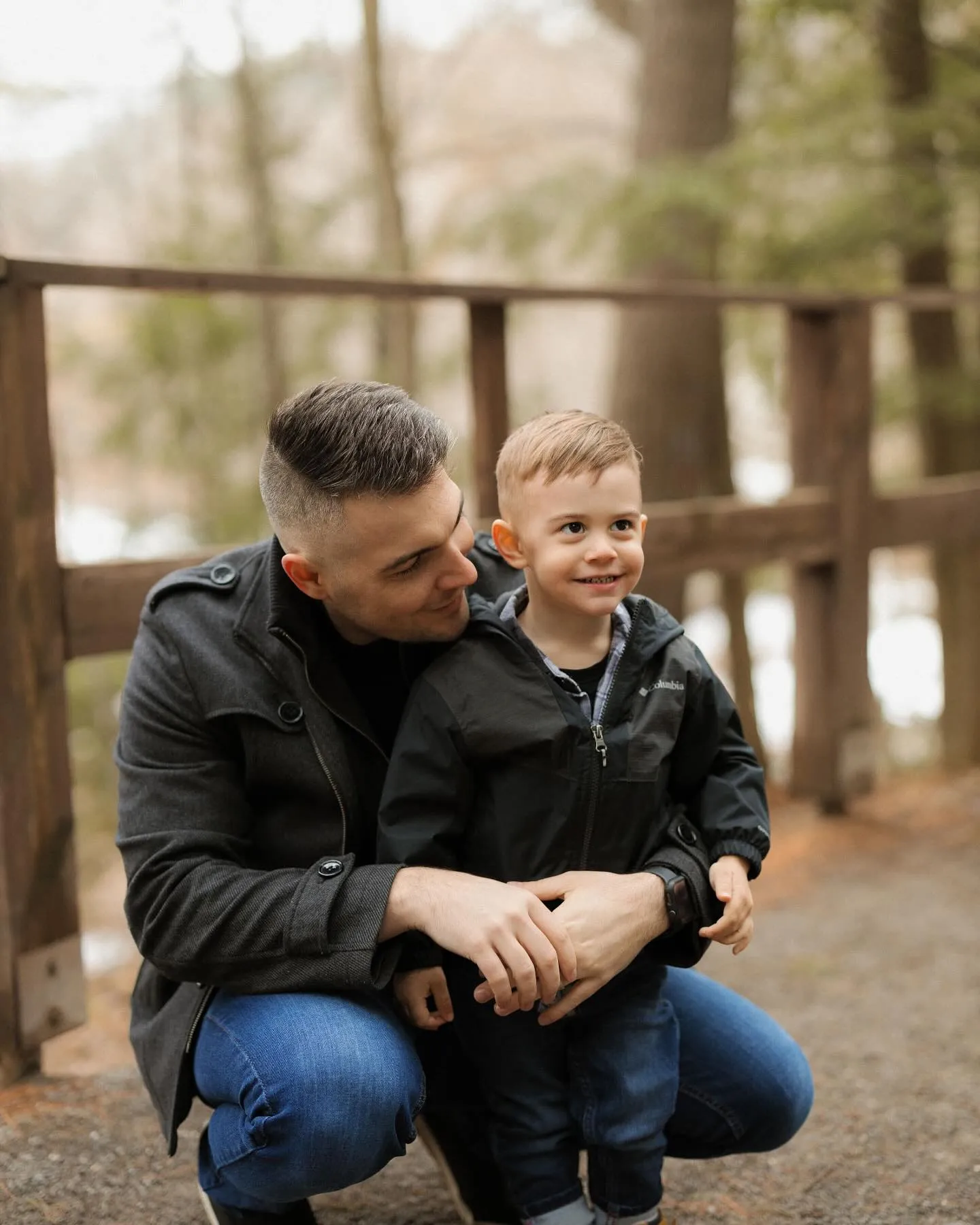Pierre-Luc Lemieux accroupi avec son fils lors d'une promenade en forêt
